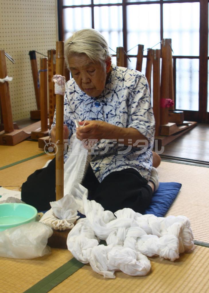 名古屋の有松地区で作られる絞り染めは職人たちが手作業で丁寧に仕上げる＝２０１２年８月１１日、愛知県（ｓｕｚｕｓａｎ提供）