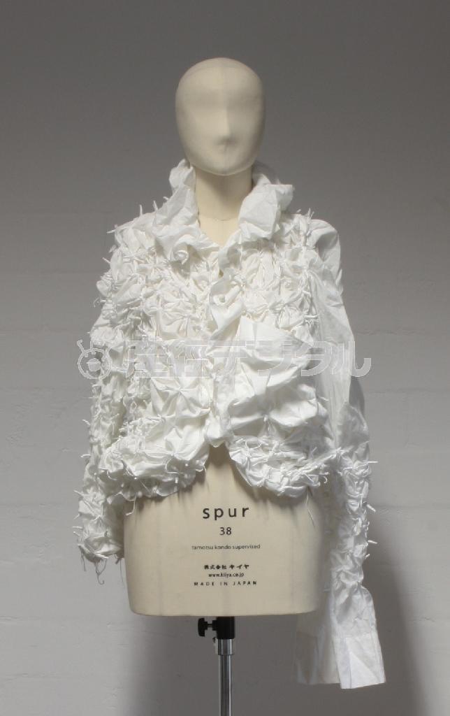 絞りの技術を生かしたシャツドレス＝２０１５年８月１７日（ｓｕｚｕｓａｎ提供）