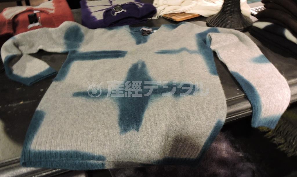 ホールガーメントのカシミア１００％素材のプルオーバー（６万３０００円）＝２０１５年１０月１７日、愛知県名古屋市緑区（藤沢志穂子撮影）