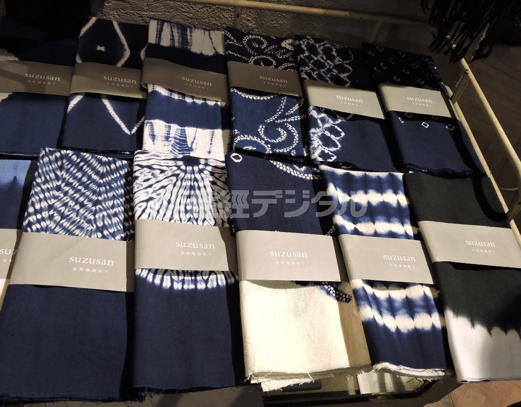 有松鳴海絞の原点となる伊勢木綿手ぬぐい（２５００円～３５００円）＝２０１５年１０月１７日、愛知県名古屋市緑区（藤沢志穂子撮影）