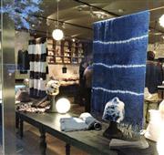 ペルーで手織りされているアルパカ素材の生地を使ったショール（４万７０００円）＝２０１５年１０月１７日、愛知県名古屋市緑区（藤沢志穂子撮影）