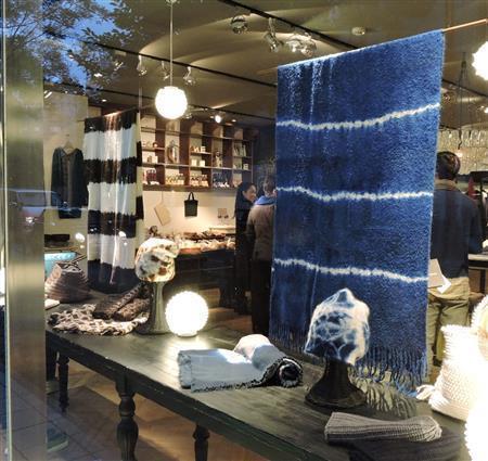 ペルーで手織りされているアルパカ素材の生地を使ったショール（４万７０００円）＝２０１５年１０月１７日、愛知県名古屋市緑区（藤沢志穂子撮影）