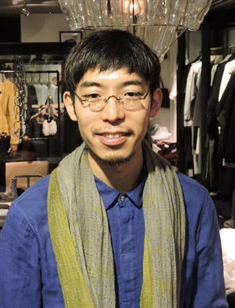 ｓｕｚｕｓａｎのショールをまとった村瀬弘行さん＝２０１５年１０月１７日、愛知県名古屋市緑区（藤沢志穂子撮影）