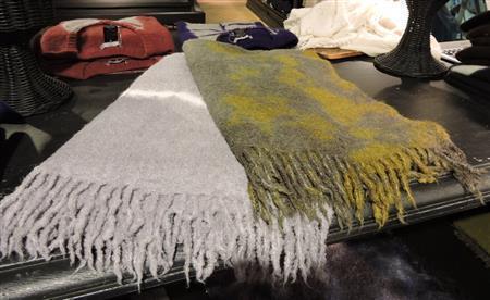 ペルーで手織りされているアルパカ素材の生地を使ったショール。手織りならではの柔らかさ、空気の含み方が魅力（手前２点、いずれも４万７０００円）＝２０１５年１０月１７日、愛知県名古屋市緑区（藤沢志穂子撮影）
