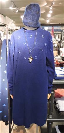 カシミア１００％のニットキャップ（２万２０００円）とホールガーメントのニットドレス（７万円）＝２０１５年１０月１７日、愛知県名古屋市緑区（藤沢志穂子撮影）