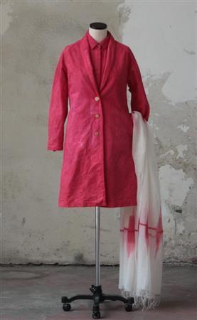 絞り染めの技術を生かした鮮やかなドレスとショール＝２０１５年８月２８日（ｓｕｚｕｓａｎ提供）