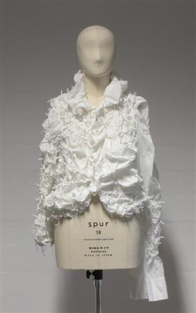 絞りの技術を生かしたシャツドレス＝２０１５年８月１７日（ｓｕｚｕｓａｎ提供）