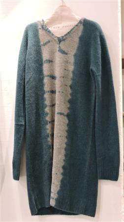 ホールガーメントのカシミア１００％ニットドレス（７万円）。縫い目がなく、絞り染めとの相性がいい＝２０１５年１０月１７日、愛知県名古屋市緑区（藤沢志穂子撮影）