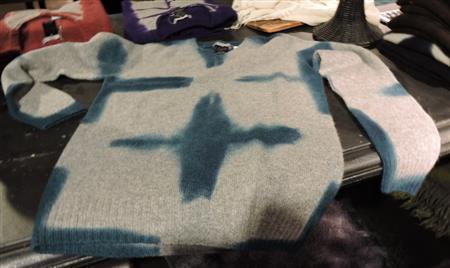 ホールガーメントのカシミア１００％素材のプルオーバー（６万３０００円）＝２０１５年１０月１７日、愛知県名古屋市緑区（藤沢志穂子撮影）