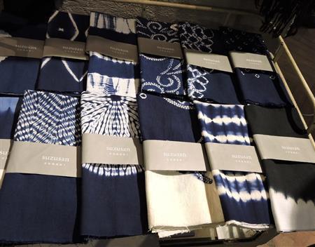 有松鳴海絞の原点となる伊勢木綿手ぬぐい（２５００円～３５００円）＝２０１５年１０月１７日、愛知県名古屋市緑区（藤沢志穂子撮影）