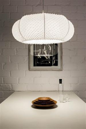 細かい絞りの模様を使った照明器具＝２０１４年２月８日、愛知県名古屋市緑区（ｓｕｚｕｓａｎ提供）