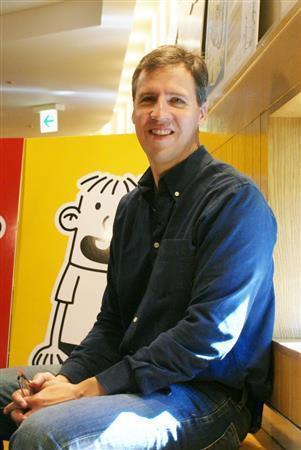 ２児の父親でもあるジェフ・キニーさん。「なるべく有名作品の影響を受けてほしくない」と、自宅内にはグレッグのグッズが一切ないという＝２０１５年１１月３日（塩塚夢撮影）