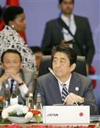 Ｇ２０首脳会合に臨む安倍首相。左後方は麻生財務相＝１５日、トルコ・アンタルヤ（共同）