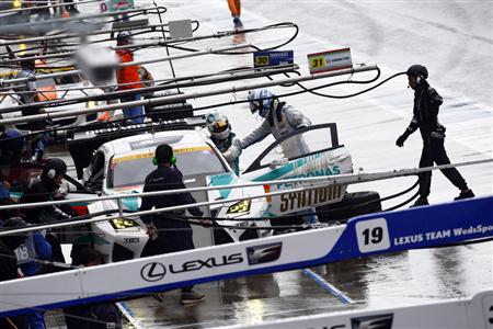 ピットでタイヤ交換を行うメカニック。ドライバーも交代する