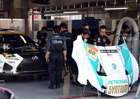 レース前にピットで作業するLMcorsaのスタッフ