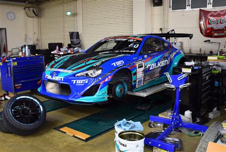 東大阪市にある大阪トヨペットのガレージ。写真はトヨタ「86」のレーシングカー