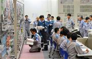 川内原発中央制御室で行われる、２号機の営業運転前の最終検査＝１７日、鹿児島県薩摩川内市（代表撮影）