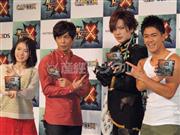 ゲームソフト「モンスターハンタークロス」のＣＭ発表会に出席した（左から）松岡茉優、井上聡、ＤＡＩＧＯ、武井壮＝１１月９日、東京・神宮前