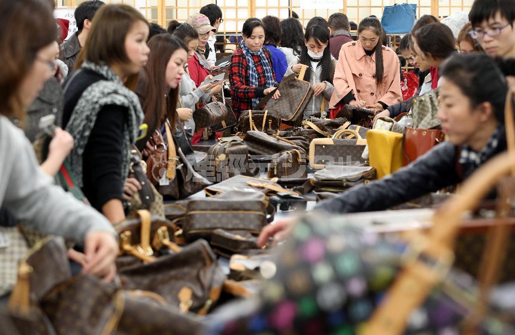 都内で開かれた質流れ品のチャリティーセールも、多くの中国人観光客でにぎわった＝２０１５年１１月１３日、東京都大田区（古厩正樹撮影）