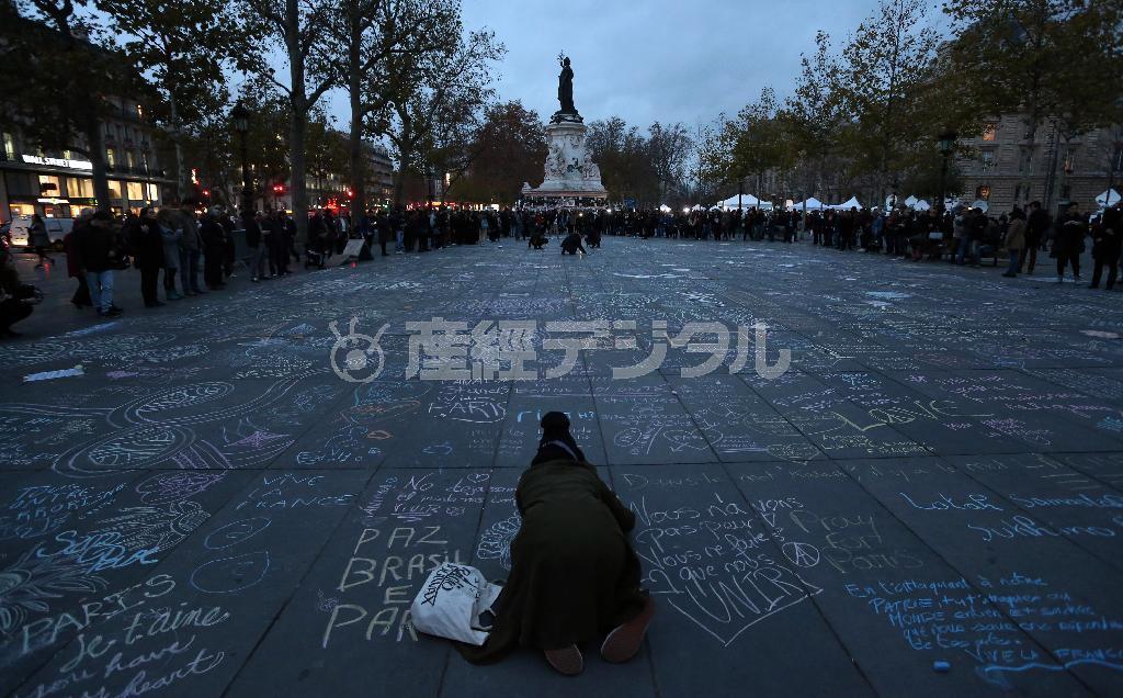 襲撃現場に近いレピュブリック広場では犠牲者を偲び多くのメッセージが描かれた＝２０１５年１１月１６日、フランス・首都パリ（大西正純撮影）