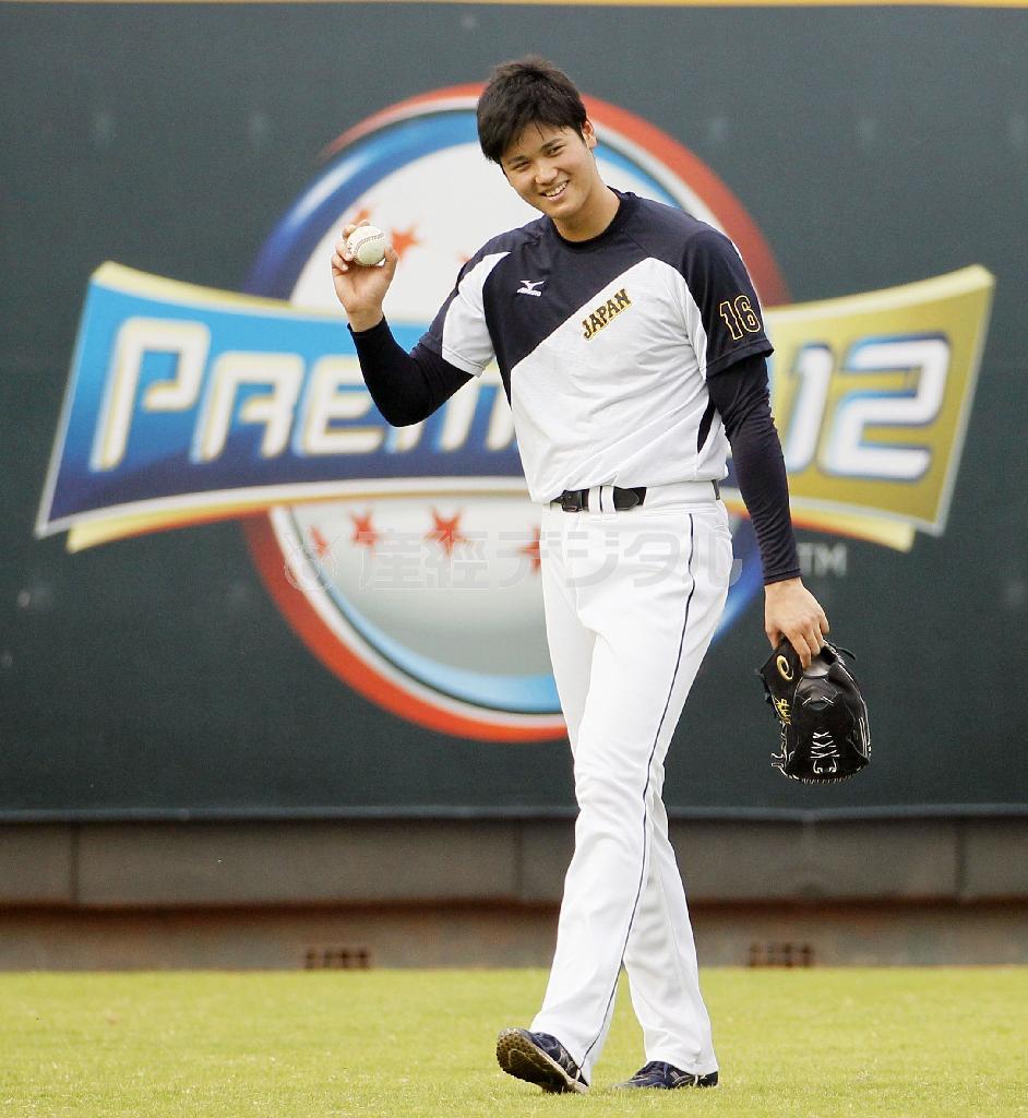 リラックスした表情の大谷翔平＝２０１５年１１月１７日、台湾・桃園市（共同）