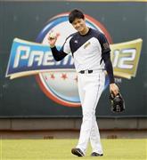 リラックスした表情の大谷翔平＝２０１５年１１月１７日、台湾・桃園市（共同）