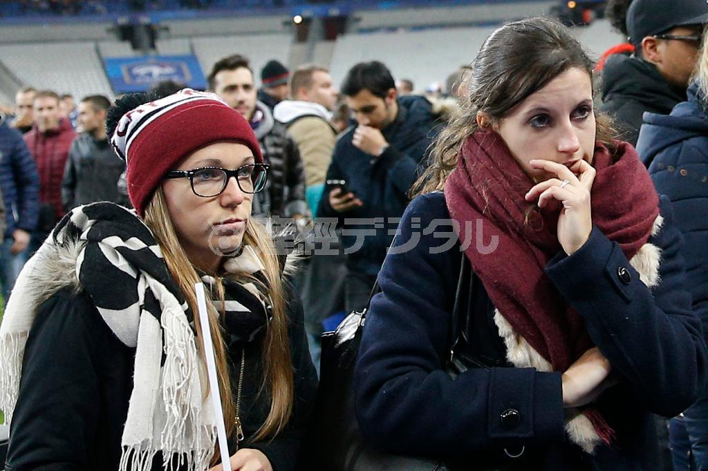 ピッチに降りたサポーターらは事態を把握できず、不安な表情をみせた＝２０１５年１１月１３日、フランス・サンドニ（ＡＰ）