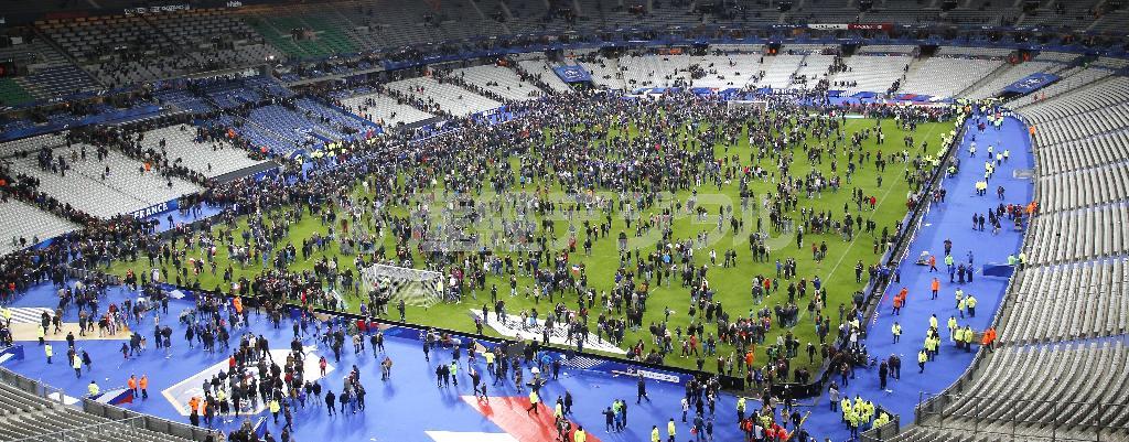 数々の名勝負に彩られたスタッド・ド・フランスのピッチが、これほど多くのサポーターで埋まったのは初めてだ＝２０１５年１１月１３日、フランス・サンドニ（ＡＰ）