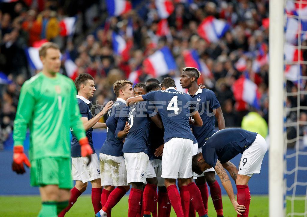 試合はフランス代表が、ドイツ代表の鉄壁、マヌエル・ノイアー（左）が守るゴールを２度破り、２－０で快勝した。パリはすでに大混乱に陥っていた＝２０１５年１１月１３日、フランス・サンドニ（ＡＰ）