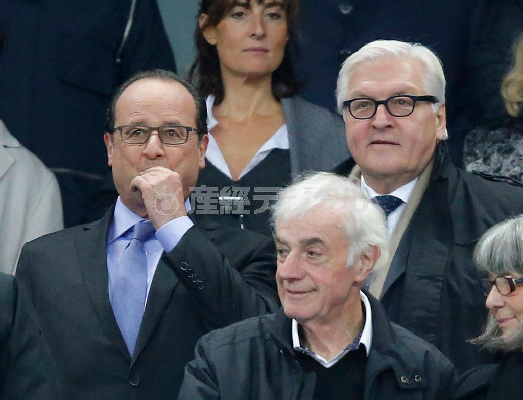 スタンドではフランスのフランソワ・オランド大統領（左）、ドイツのフランク＝ヴァルター・シュタインマイヤー外相も観戦していた＝２０１５年１１月１３日、フランス・サンドニ（ＡＰ）
