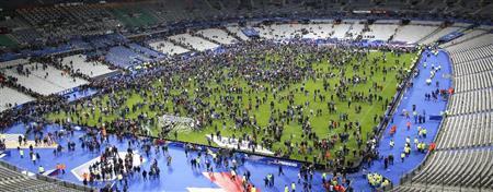 数々の名勝負に彩られたスタッド・ド・フランスのピッチが、これほど多くのサポーターで埋まったのは初めてだ=2015年11月13日、フランス・サンドニ(AP)