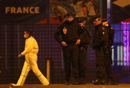 スタジアムの外では警官が沈痛な表情でうなだれていた=2015年11月13日、フランス・サンドニ(AP)