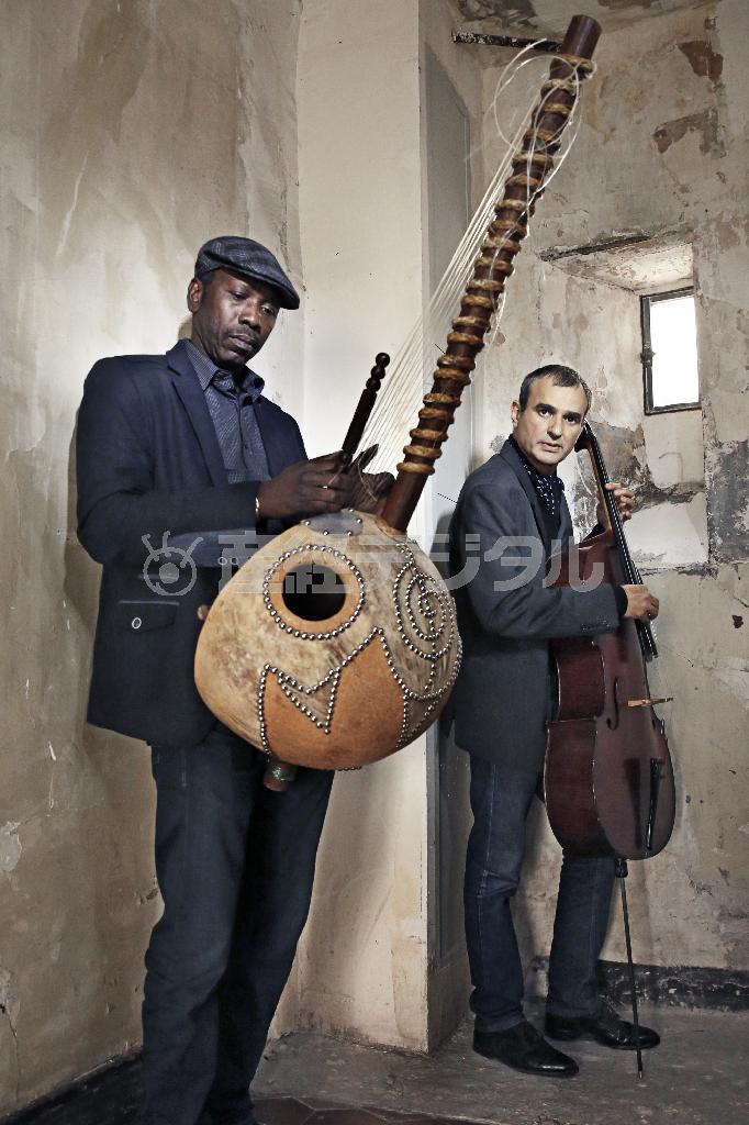 コラ奏者のバラケ・シソコ（左）とチェロを弾くバンサン・セガール＝２０１５年４月３０日、フランス・首都パリ（提供写真）。（Ｃ）Ｃｌａｕｄｅ＿Ｇａｓｓｉａｎ
