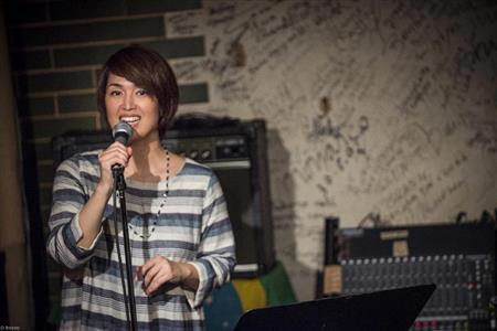 最初はブラジル音楽を一緒にやり始めたという比屋定篤子（ひやじょう・あつこ、写真）とサトウユウ子＝２０１３年１０月１日（提供写真）