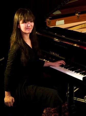 最初はブラジル音楽を一緒にやり始めたという比屋定篤子（ひやじょう・あつこ）とサトウユウ子（写真）＝２０１６年５月１８日（提供写真）