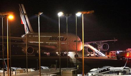 消防車両が見守る中、ソルトレークシティー国際空港に着いたエールフランス機＝１７日（ＡＰ）