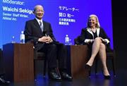 米ＩＢＭのバージニア・ロメッティ会長・社長兼ＣＥＯ（右）とパネルディスカッションする日本郵政の西室泰三社長＝１８日、東京都千代田区（日本ＩＢＭ提供）