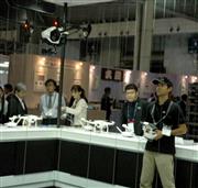 ＤＪＩによるドローンのデモンストレーション＝１８日、千葉市