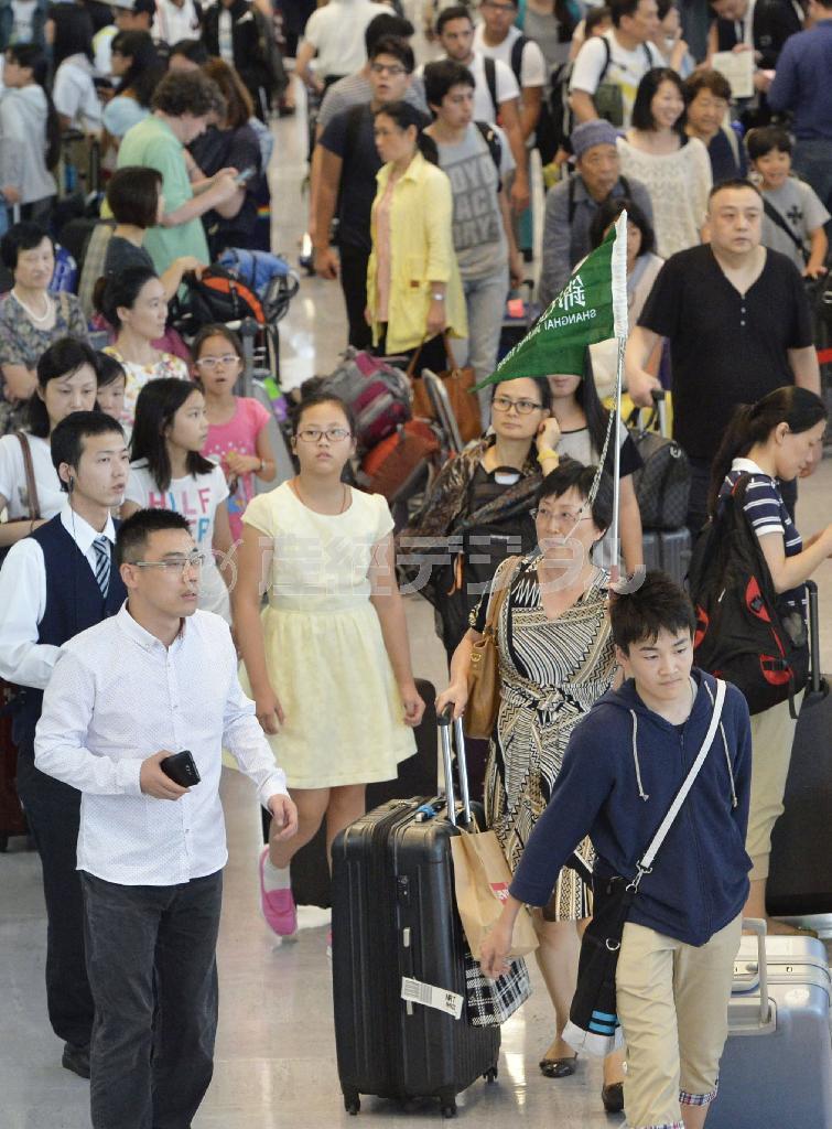 ８月、成田空港に到着した外国人観光客ら＝２０１５年、千葉県成田市（共同）