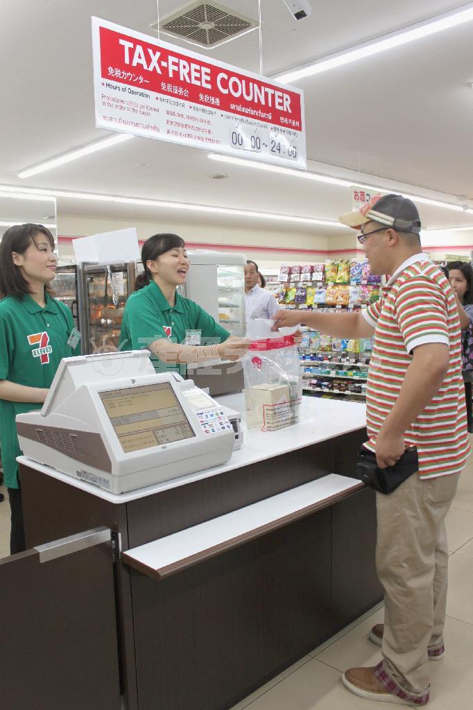 セブン－イレブンの免税対応カウンター＝２０１５年７月、東京都千代田区（共同）