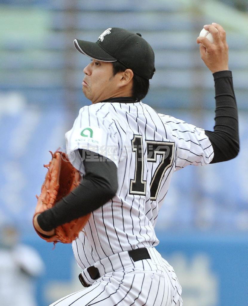 早大戦で力投する亜大・花城直（はなしろ・ちょく）＝２０１５年１１月１８日、東京都新宿区の神宮球場（共同）
