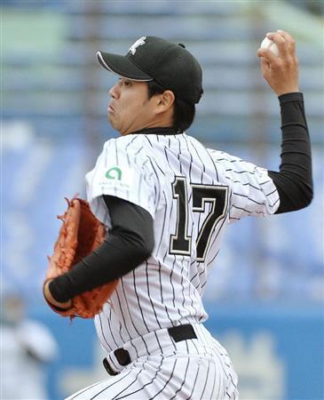 早大戦で力投する亜大・花城直（はなしろ・ちょく）＝２０１５年１１月１８日、東京都新宿区の神宮球場（共同）