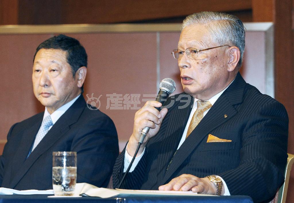 記者会見する熊崎勝彦コミッショナー（右）と西武の後藤高志オーナー＝２０１５年１１月１８日午後、東京都内のホテル（共同）