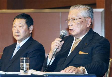 記者会見する熊崎勝彦コミッショナー（右）と西武の後藤高志オーナー＝２０１５年１１月１８日午後、東京都内のホテル（共同）