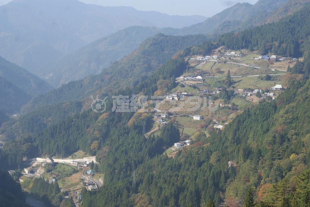 急峻な山間に突如現れる集落。まさに「天空の里」だ＝２０１５年１０月２４日、徳島県三好市（塩塚夢撮影）