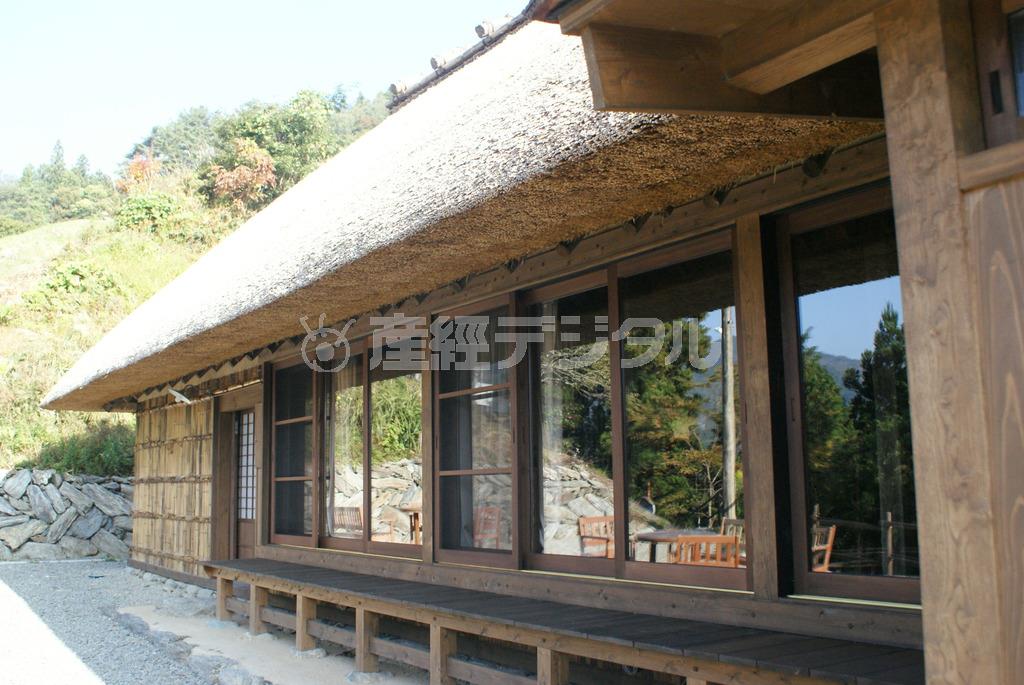 藁葺き屋根の古民家に一棟貸し切りでステイ＝２０１５年１０月２４日、徳島県三好市（塩塚夢撮影）