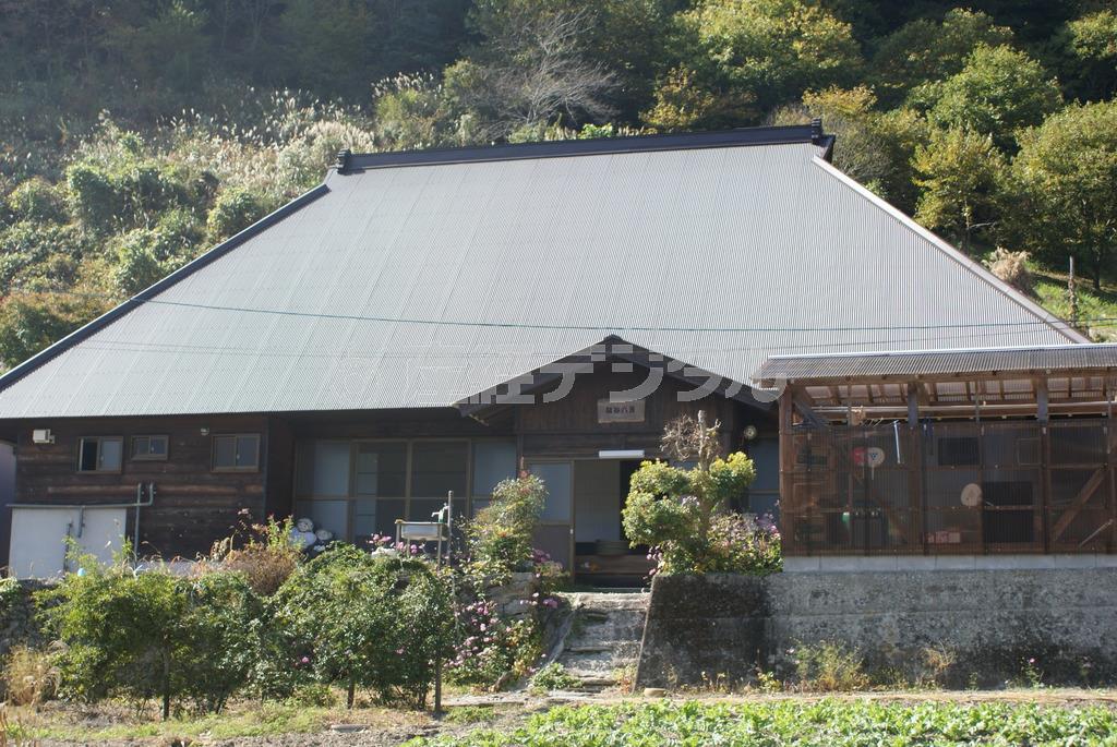 築３００年の古民家「祖谷八景」。グループで貸し切れる＝２０１５年１０月２４日、徳島県三好市（塩塚夢撮影）