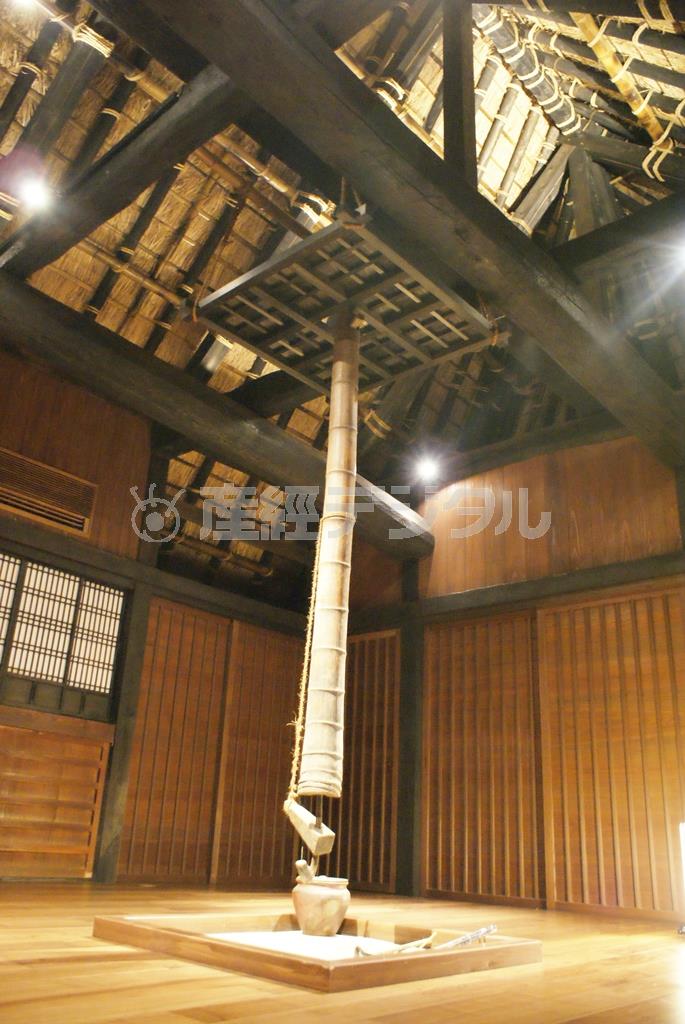 いろりや太い梁（はり）など、伝統的な建築美を残した「桃源郷祖谷の山里」＝２０１５年１０月２３日、徳島県三好市（塩塚夢撮影）