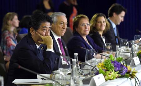 ＴＰＰ首脳会合で参加国拡大の重要性に触れた安倍晋三首相（左）＝１８日、フィリピン・マニラ（ＡＰ）