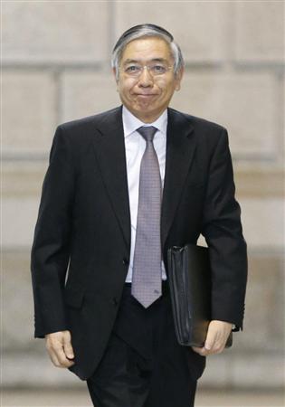 日銀本店に入る黒田総裁＝１９日午前